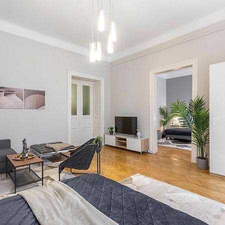Spacious & Cozy Downtown Apartment With Balcony Βουδαπέστη Εξωτερικό φωτογραφία